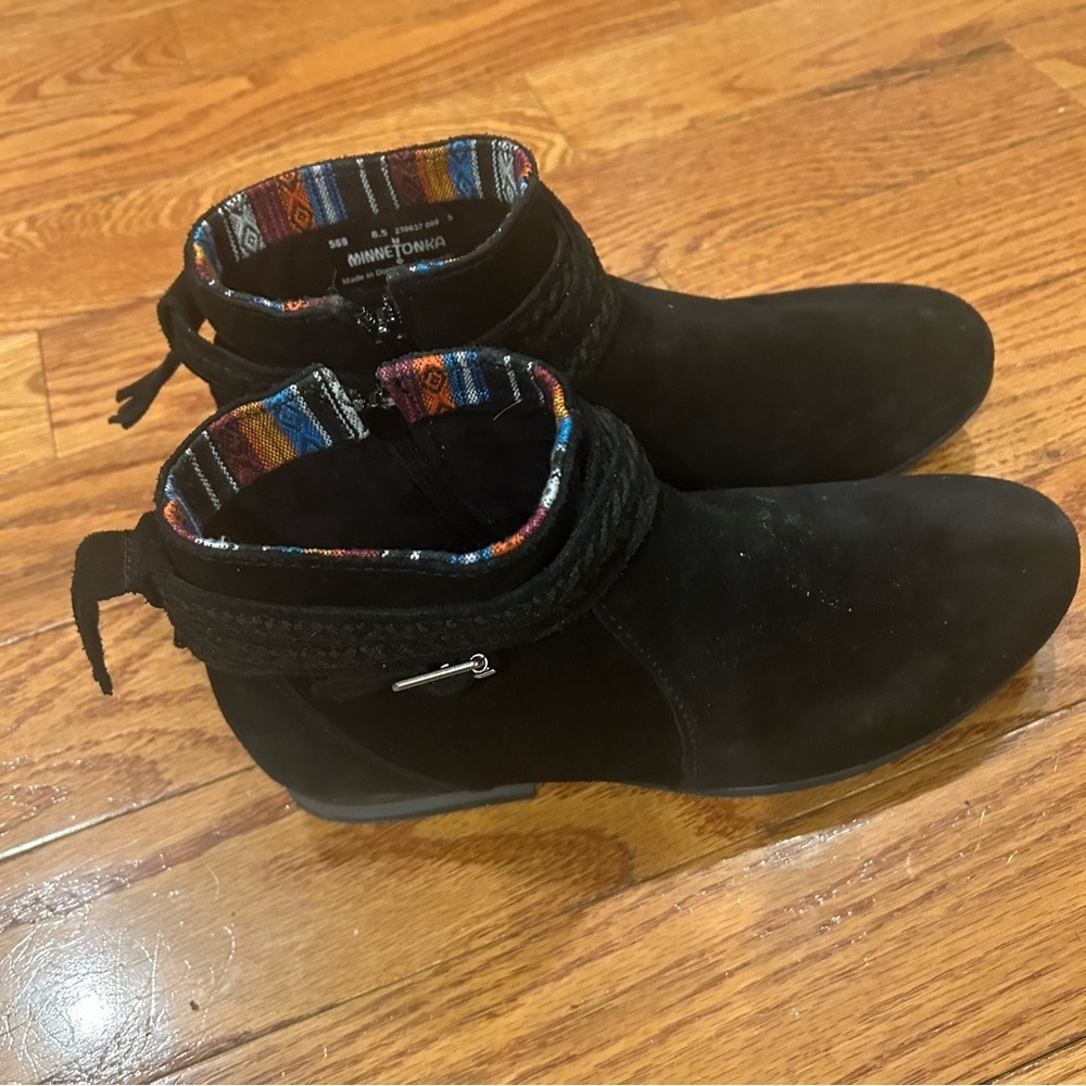 Minnetonka Dixon Black Suede Western Ankle Boots Women’s 8.5 Festival Boho Zip - Picture 2 of 10